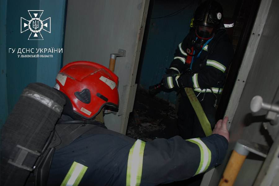 У Львові виникла пожежа в багатоповерхівці - 5