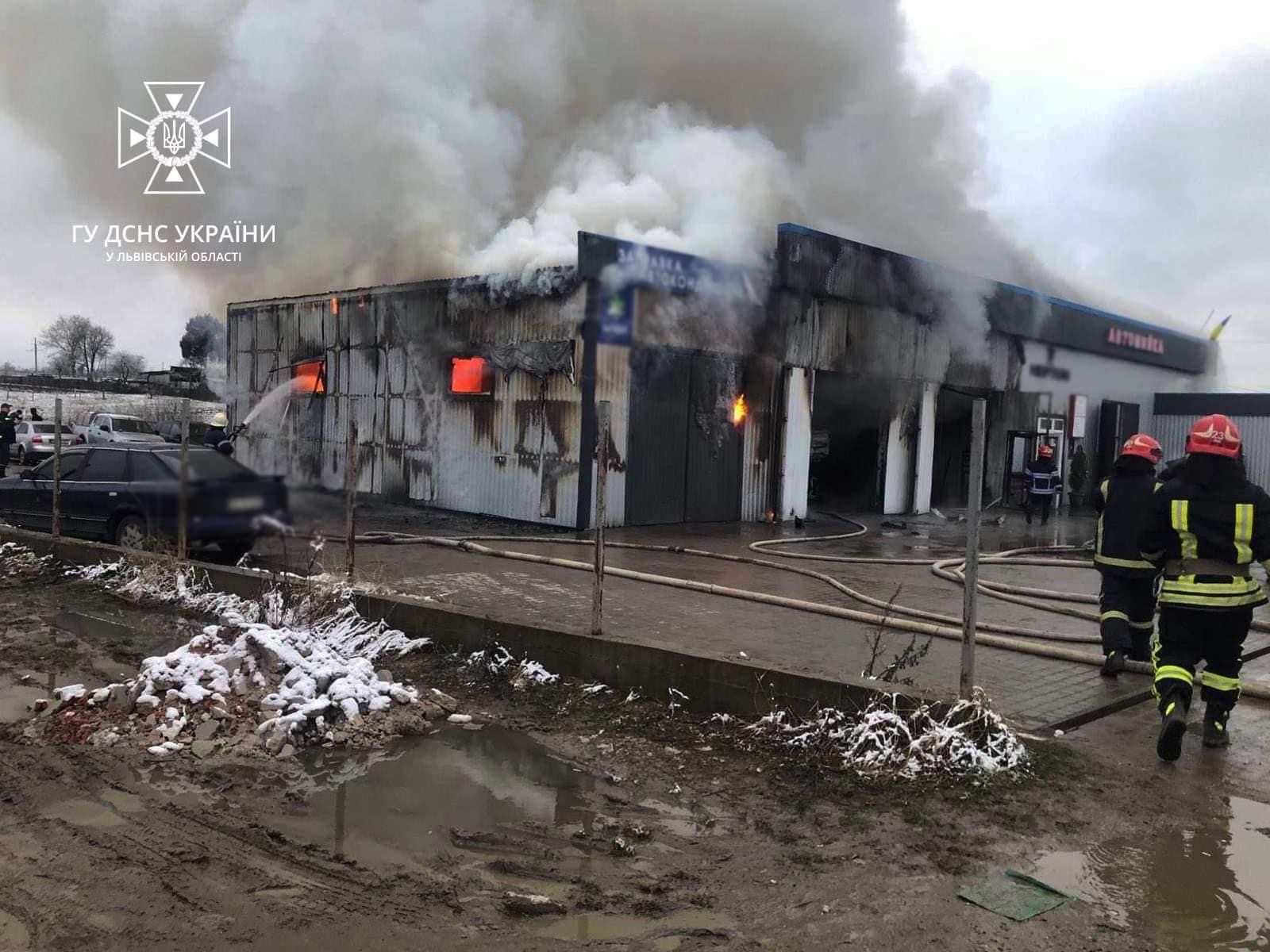 У Яворівському районі сталася пожежа в приміщенні автомийки та СТО - 2