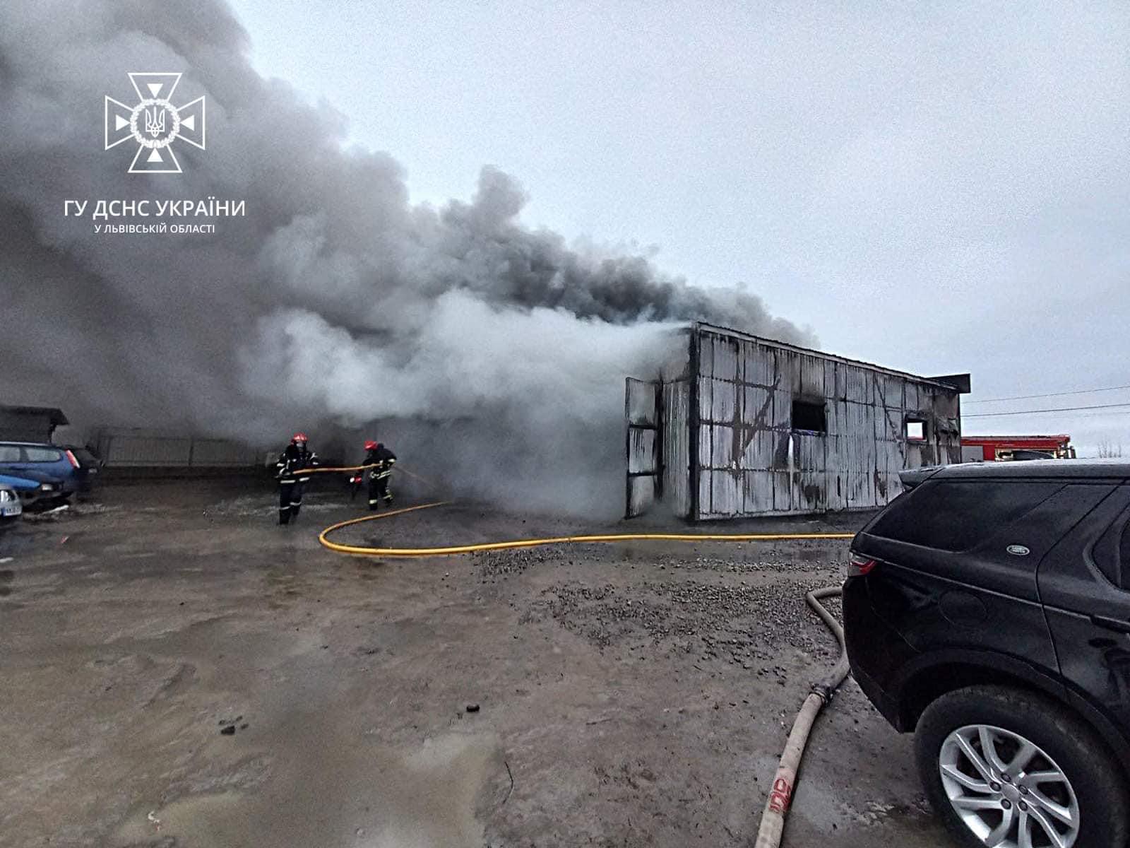 У Яворівському районі сталася пожежа в приміщенні автомийки та СТО - 3
