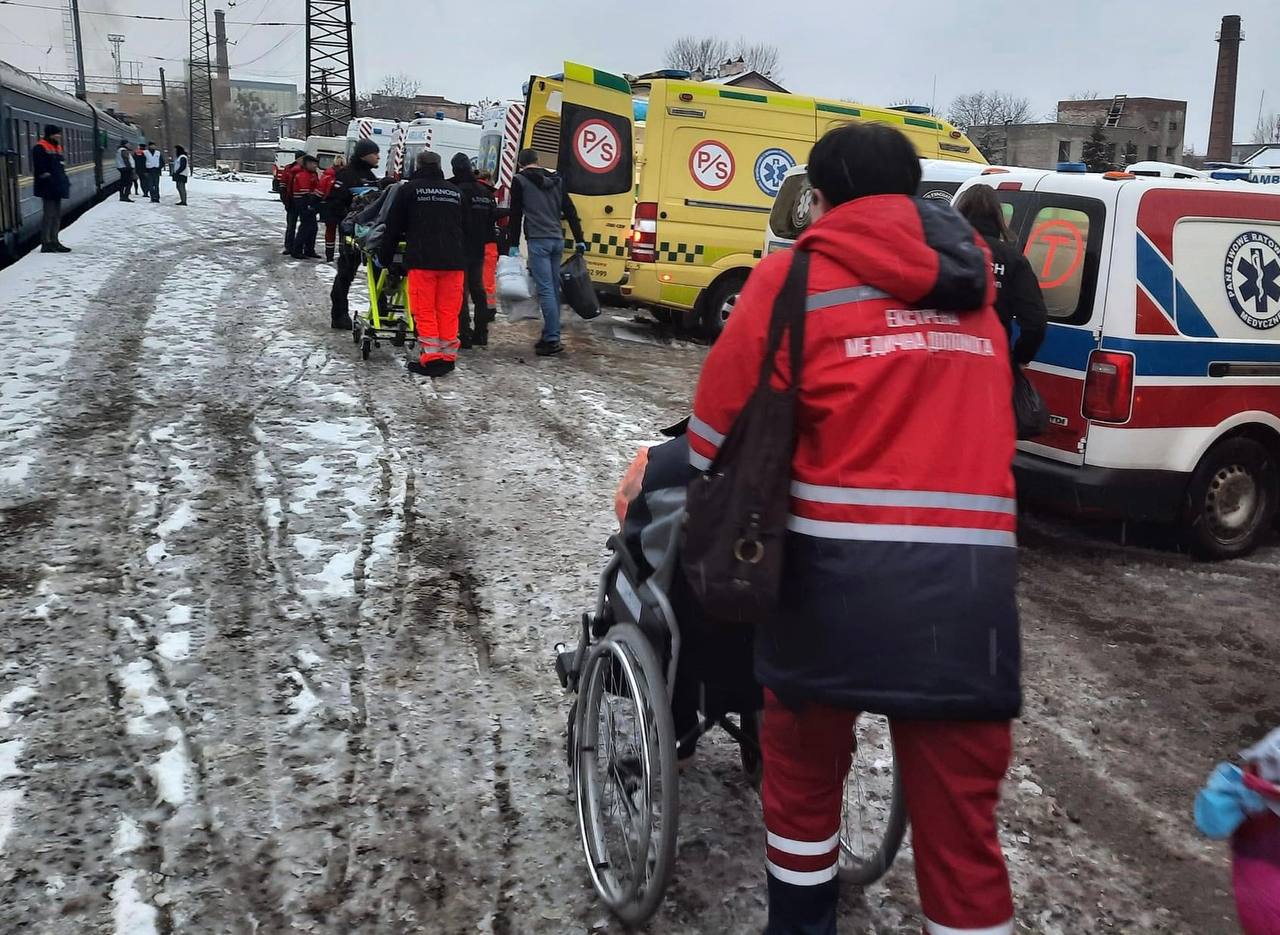 Сьогодні відбулась наймасовіша медична евакуація хворих із Херсона на Львівщину - 3