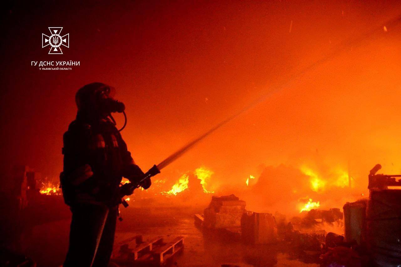 Масштабна пожежа у Львові: вогнем знищено 950 кв.м складу побутової хімії - 7