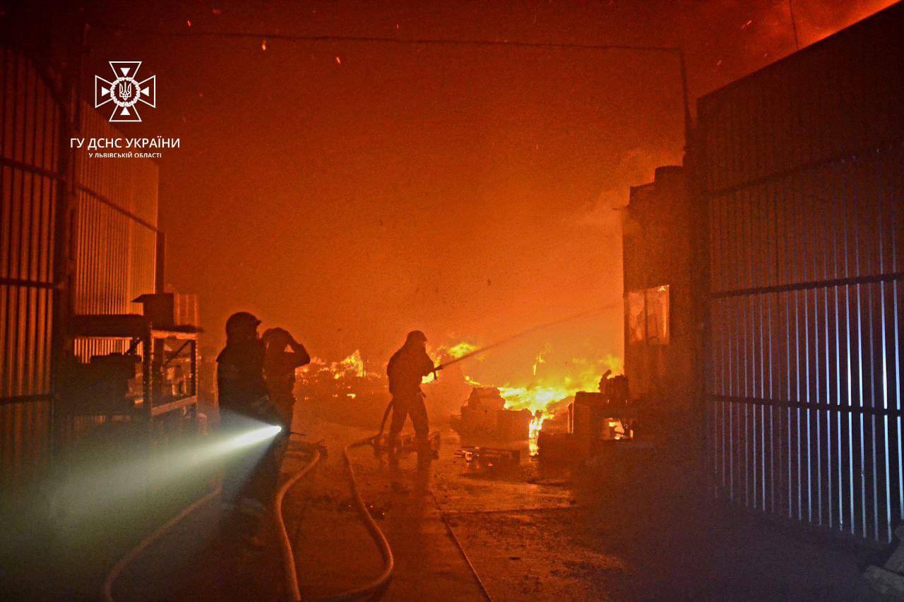 Масштабна пожежа у Львові: вогнем знищено 950 кв.м складу побутової хімії - 2