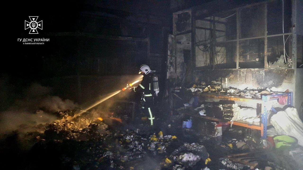 Масштабна пожежа у Львові: вогнем знищено 950 кв.м складу побутової хімії - 6