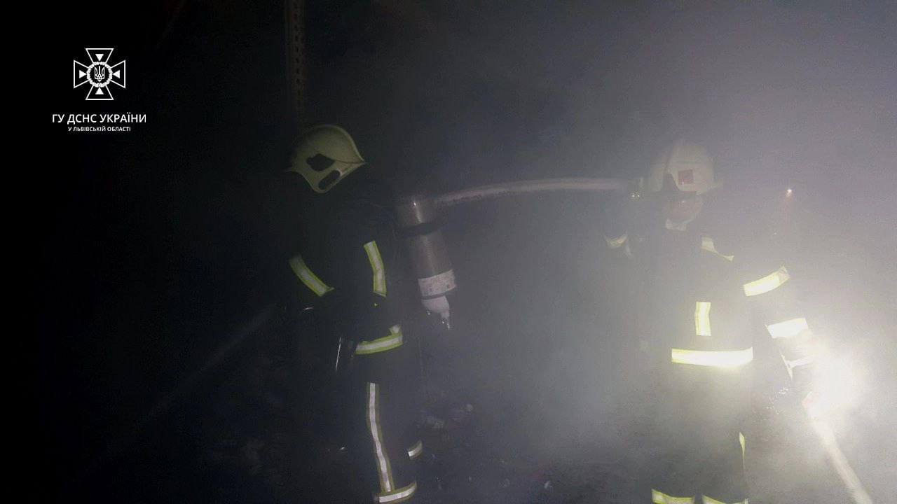 Масштабна пожежа у Львові: вогнем знищено 950 кв.м складу побутової хімії - 5