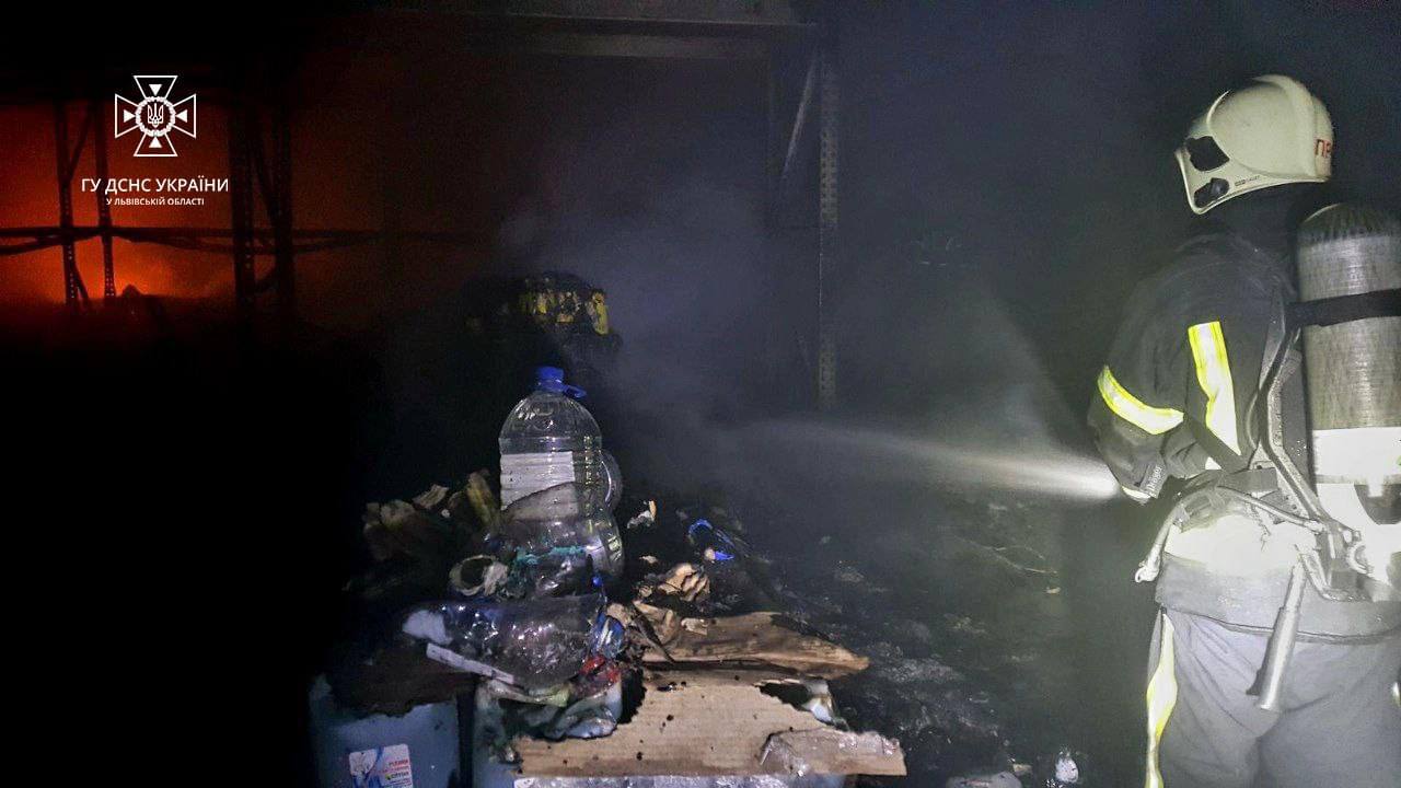 Масштабна пожежа у Львові: вогнем знищено 950 кв.м складу побутової хімії - 4