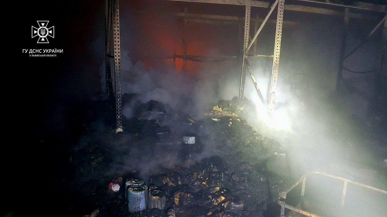 Масштабна пожежа у Львові: вогнем знищено 950 кв.м складу побутової хімії - 3
