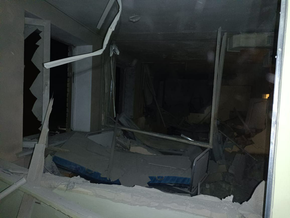 У Херсоні армія рф обстріляла пологовий будинок, школу та поліклініку - 3