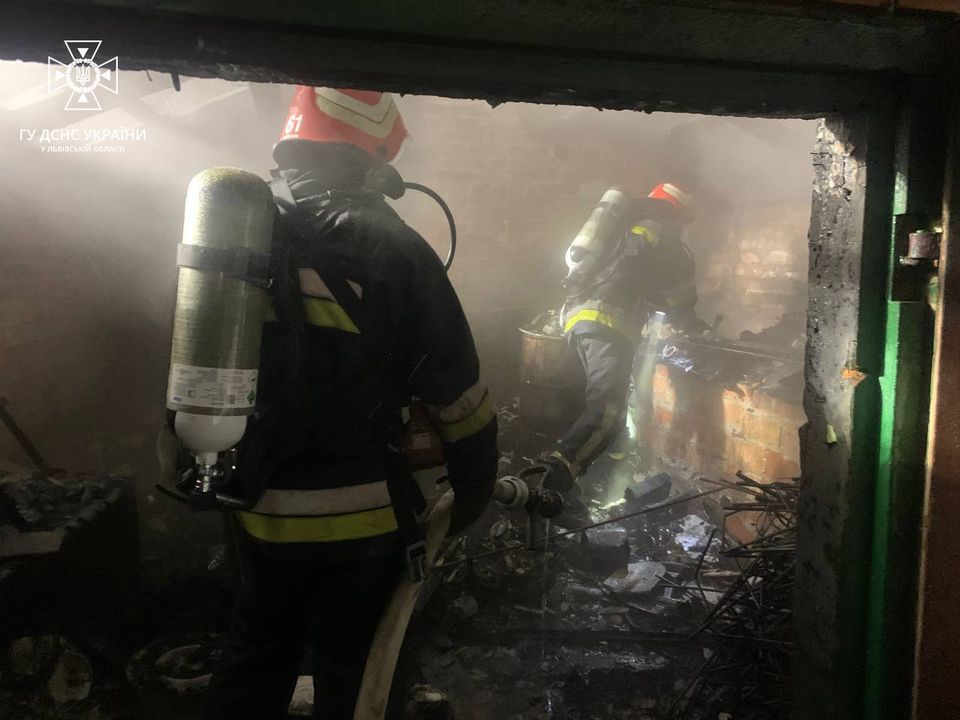 На Львівщині згоріла цегляна господарська будівля - 3