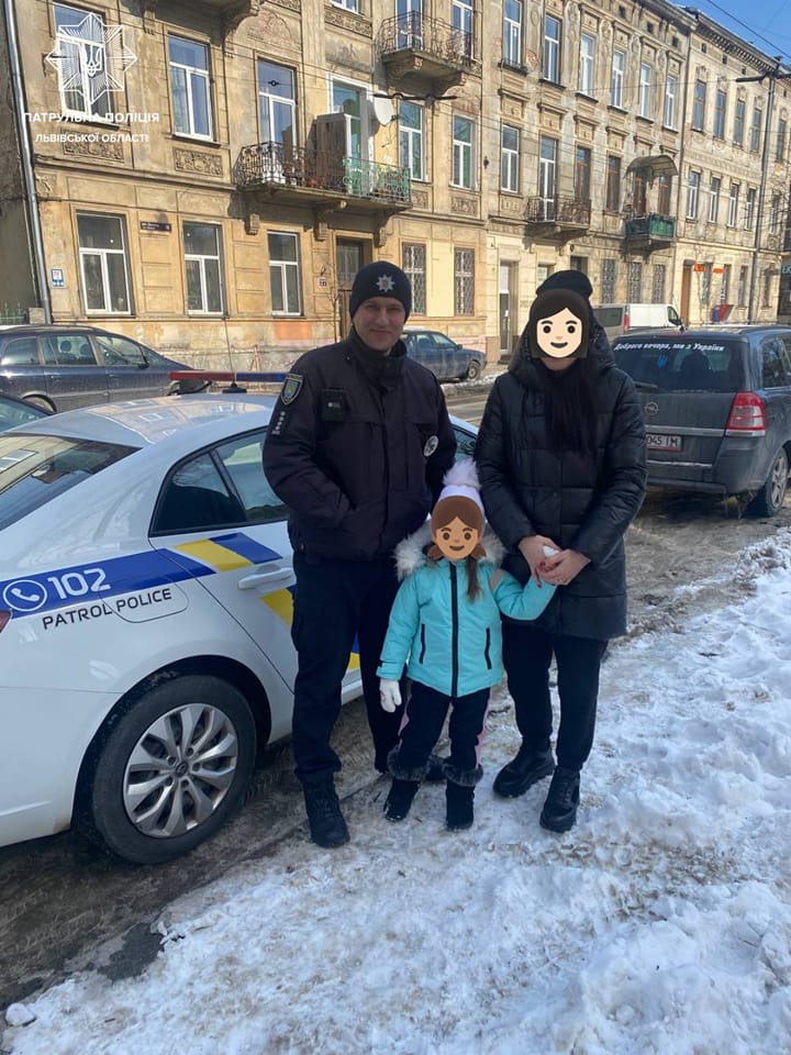 У Львові патрульні допомогли знайти 4-річну дитину, яка загубилася - 2