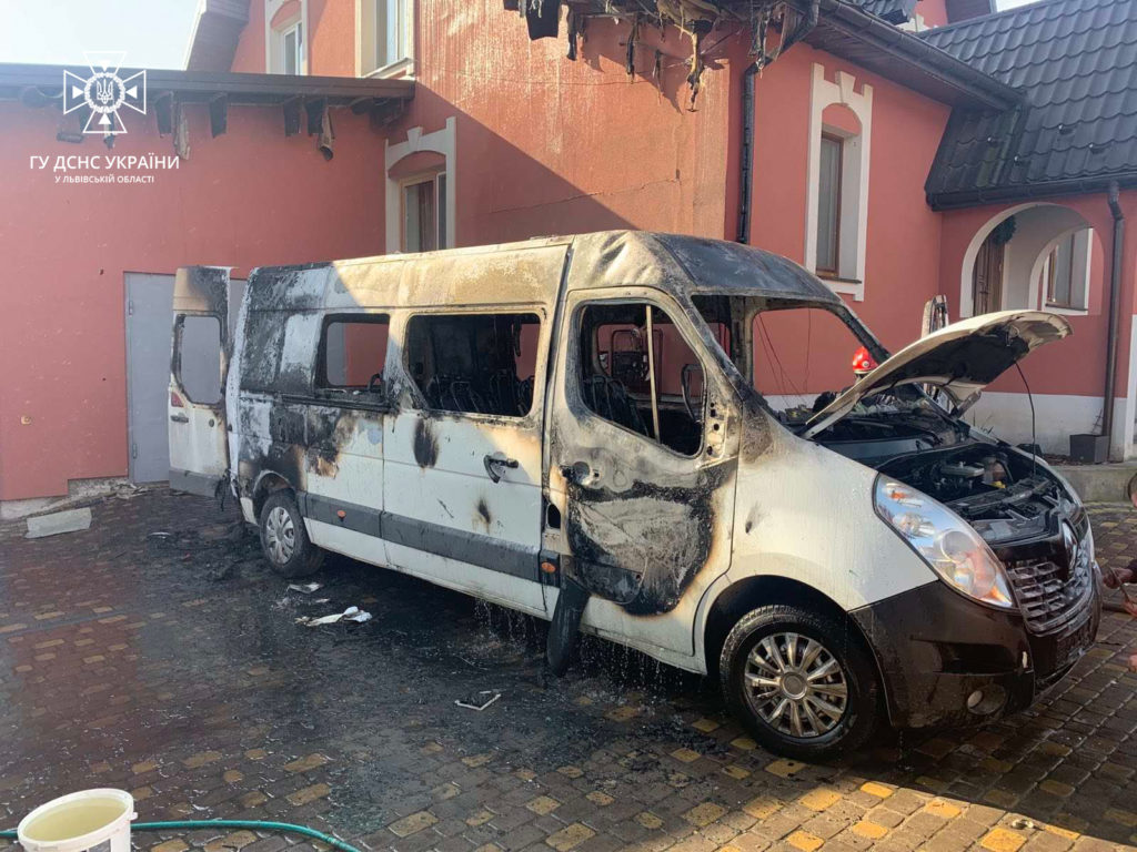 У Яворівському районі загорівся мікроавтобус: постраждав чоловік - 2