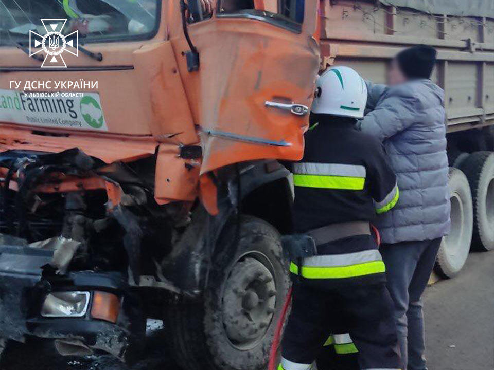 У Золочівському районі зіткнулись дві вантажівки: водія затисло в салоні - 2