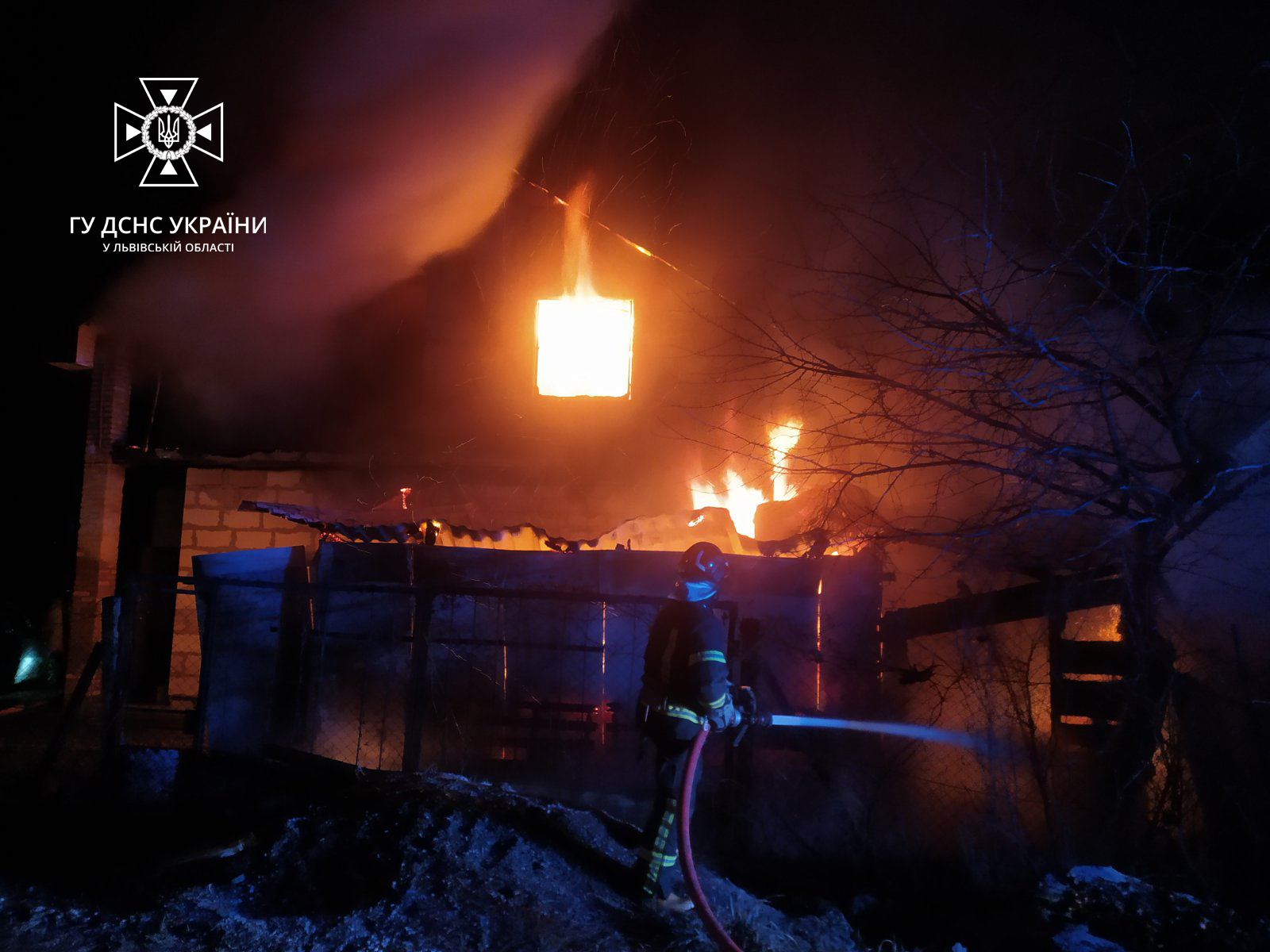 На Львівщині горів садівничий будинок - 2
