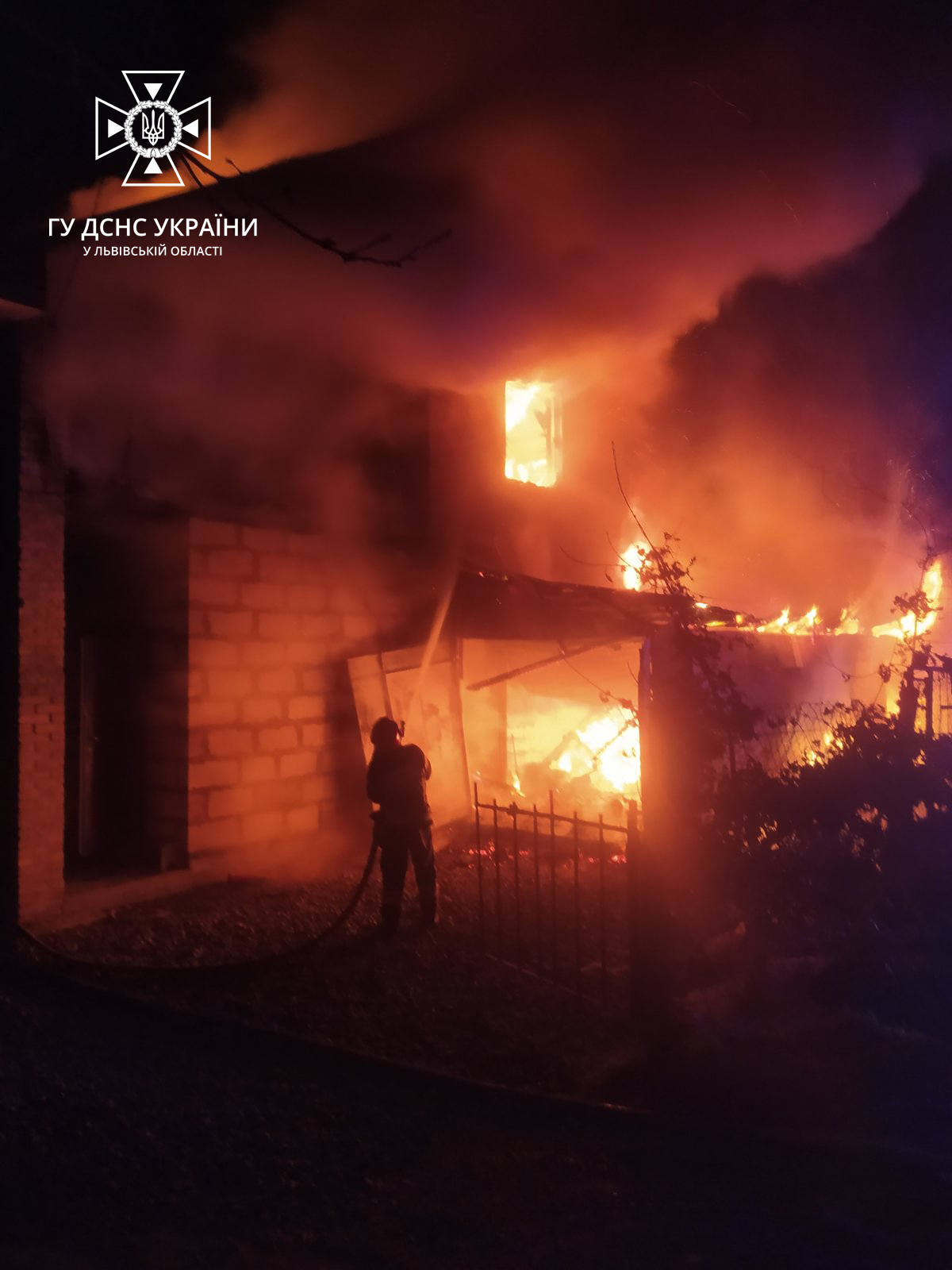 На Львівщині горів садівничий будинок - 3