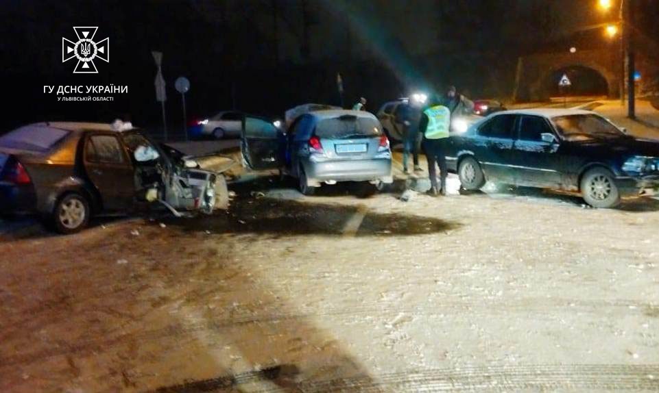 У Львові в ДТП зіткнулись три авто: двох постраждалих госпіталізували - 2