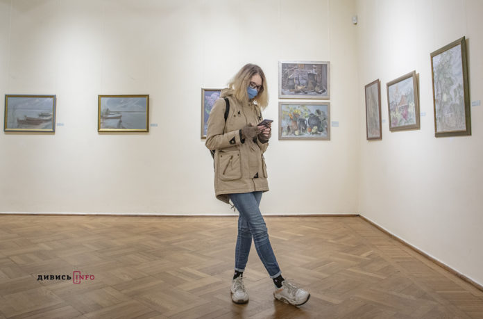 Дівчина листується через соцмережі у одному із виставкових залів Львова.