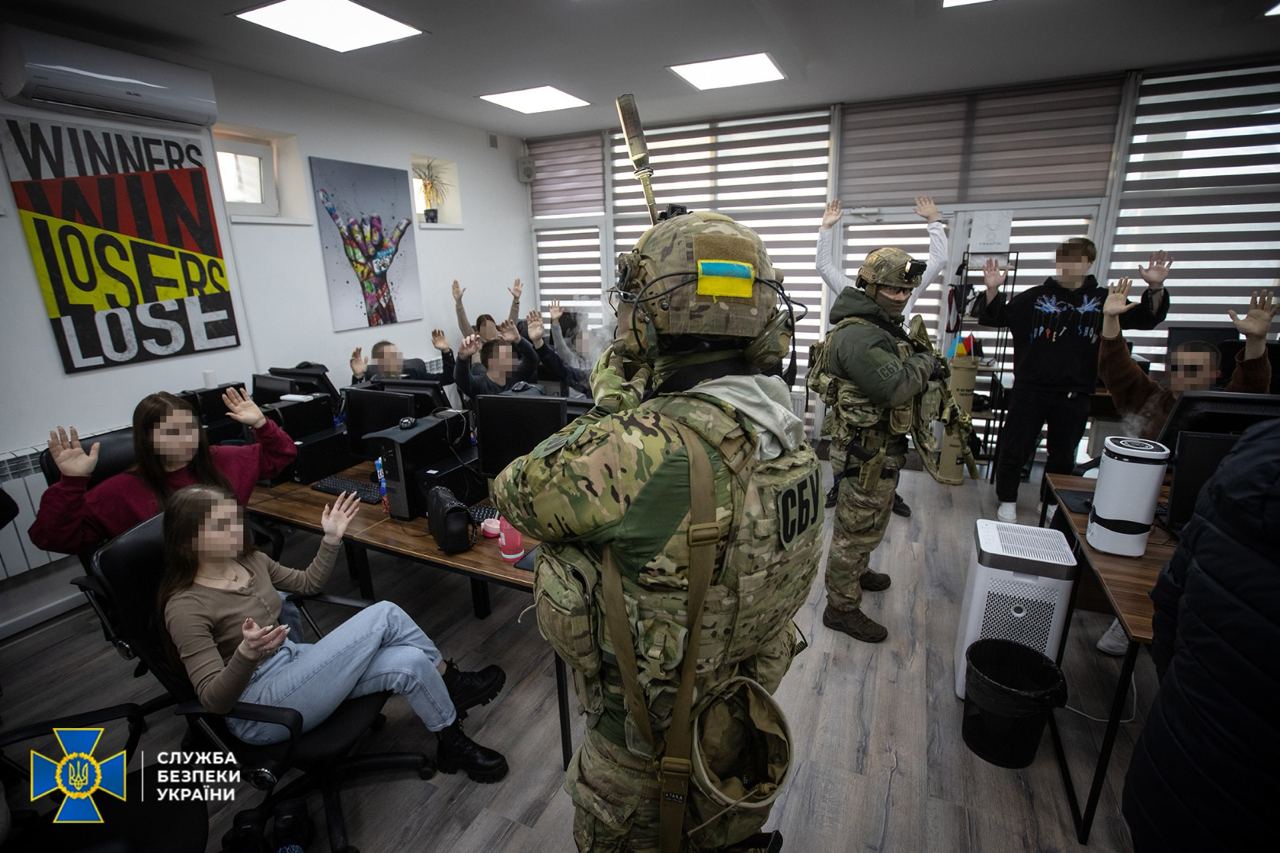 Викрили шахраїв, які поцупили майже 100 млн грн з рахунків мешканців Маріуполя - 6