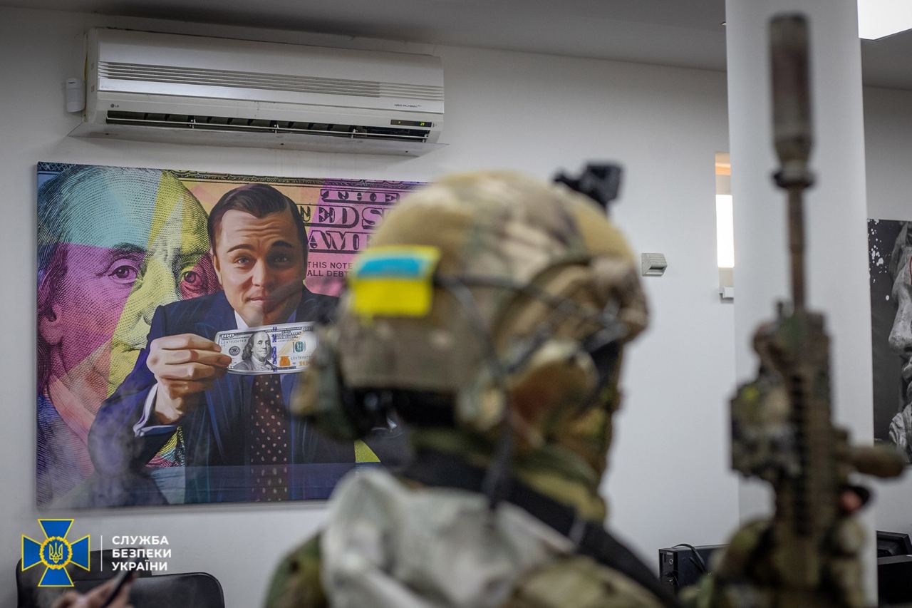 Викрили шахраїв, які поцупили майже 100 млн грн з рахунків мешканців Маріуполя - 4