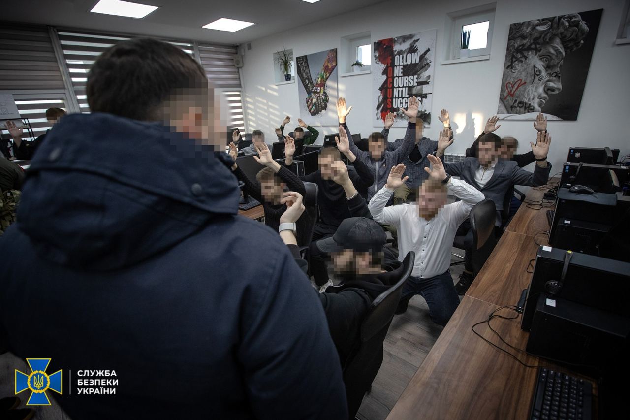 Викрили шахраїв, які поцупили майже 100 млн грн з рахунків мешканців Маріуполя - 7