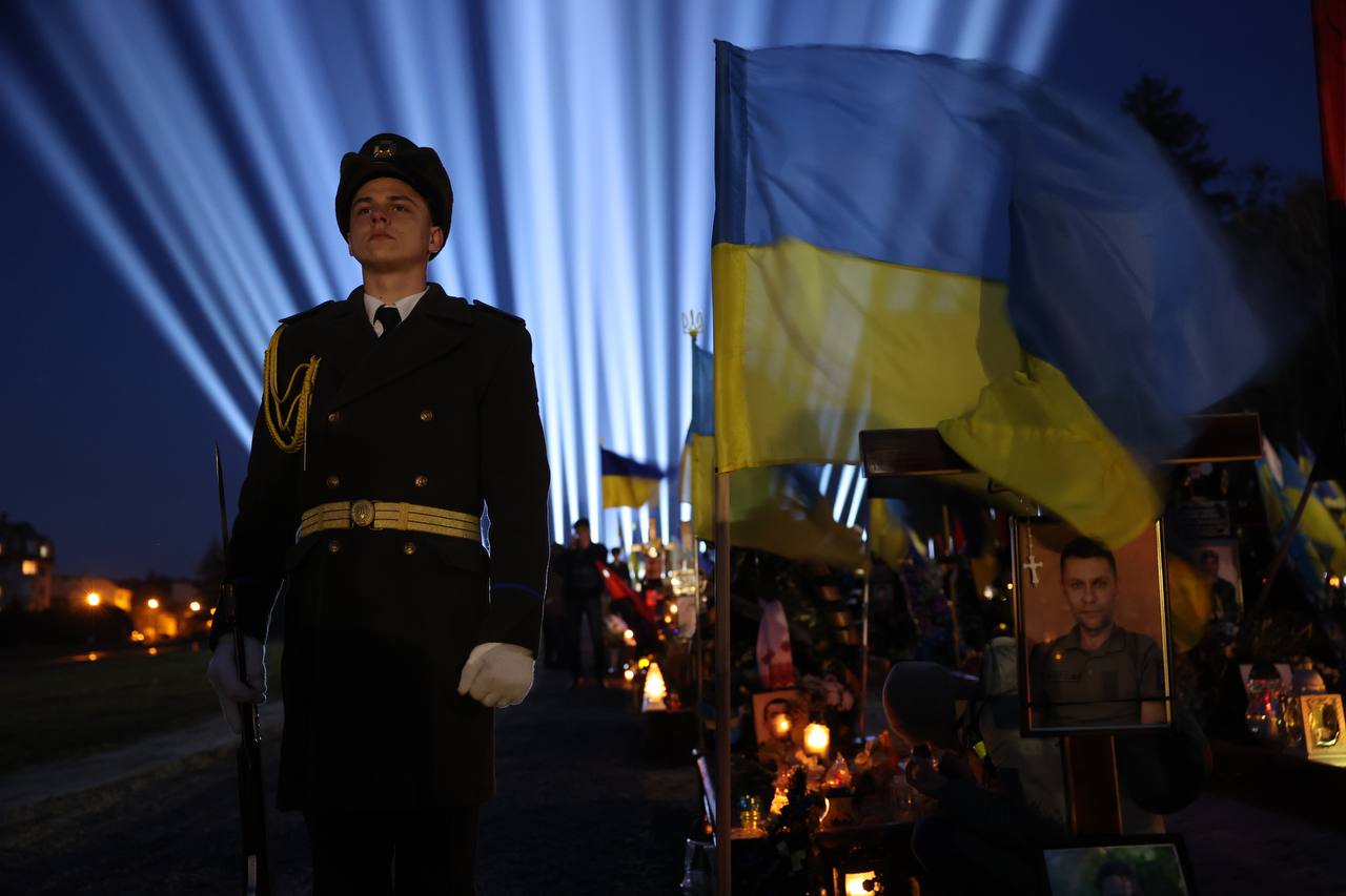 У Львові в пам’ять про захисників України запустили символічні промені у небо - 3