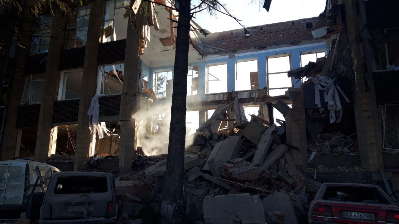 Під час ліквідації наслідків ворожої атаки на Харківщині ДСНСники потрапили під повторний обстріл - 6
