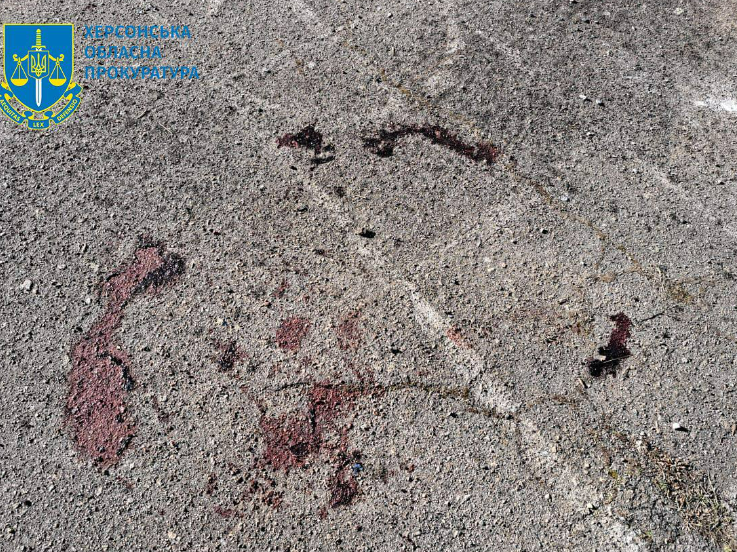 На Херсонщині росіяни обстріляли людей, які чекали у черзі за гуманітаркою - 2