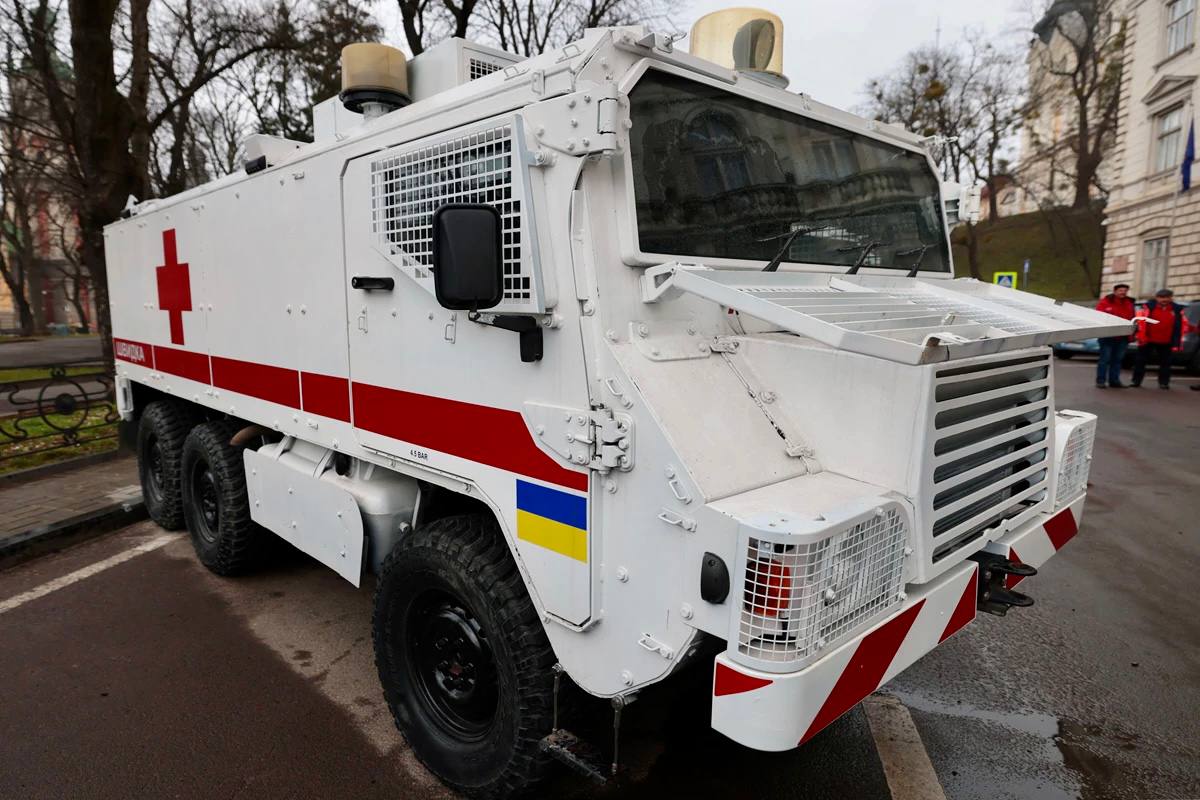 У Львові передали чотири автомобілі швидкої допомоги для ЗСУ - 5