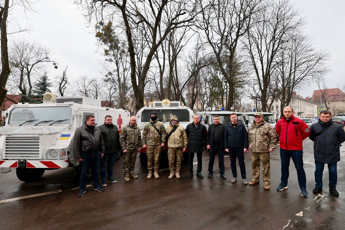 У Львові передали чотири автомобілі швидкої допомоги для ЗСУ - 3