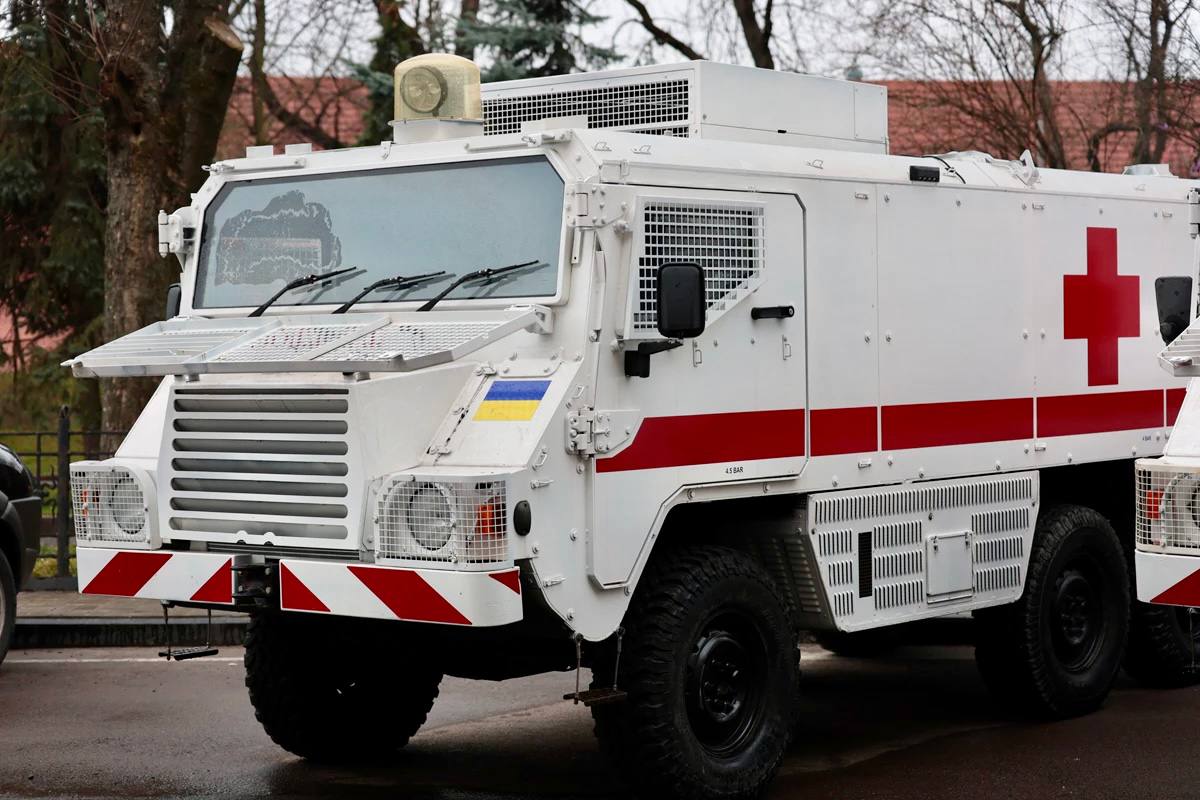 У Львові передали чотири автомобілі швидкої допомоги для ЗСУ - 2
