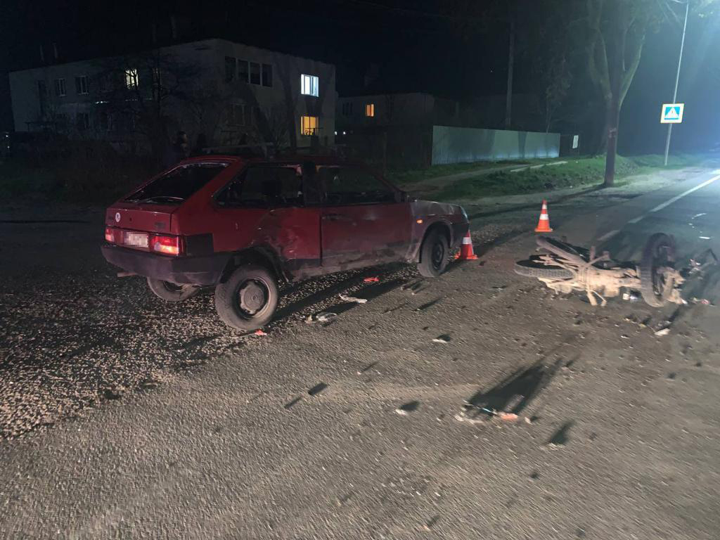 На Львівщині зіткнулись ВАЗ та мотоцикл Musstang: неповнолітній байкер потрапив в реанімацію - 2