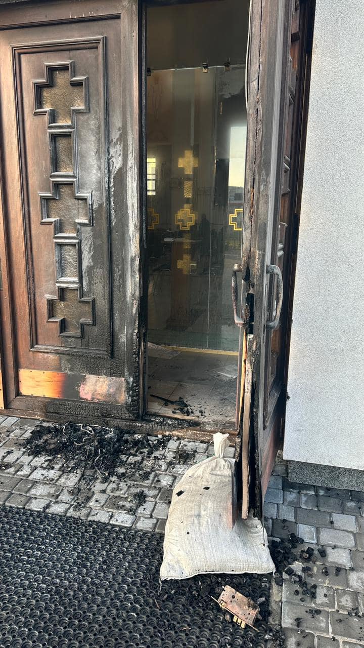 Вночі у Львові невідомі підпалили церкву - 2
