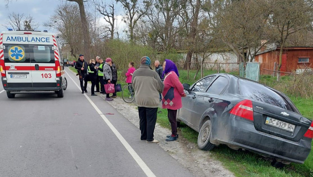 У Золочівському районі Chevrolet збив пішохода: постраждала у лікарні - 2