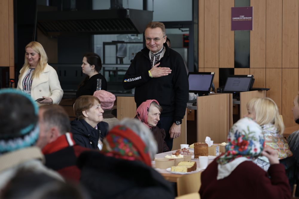 Для потребуючих людей у Львові організували Великодній сніданок - 10