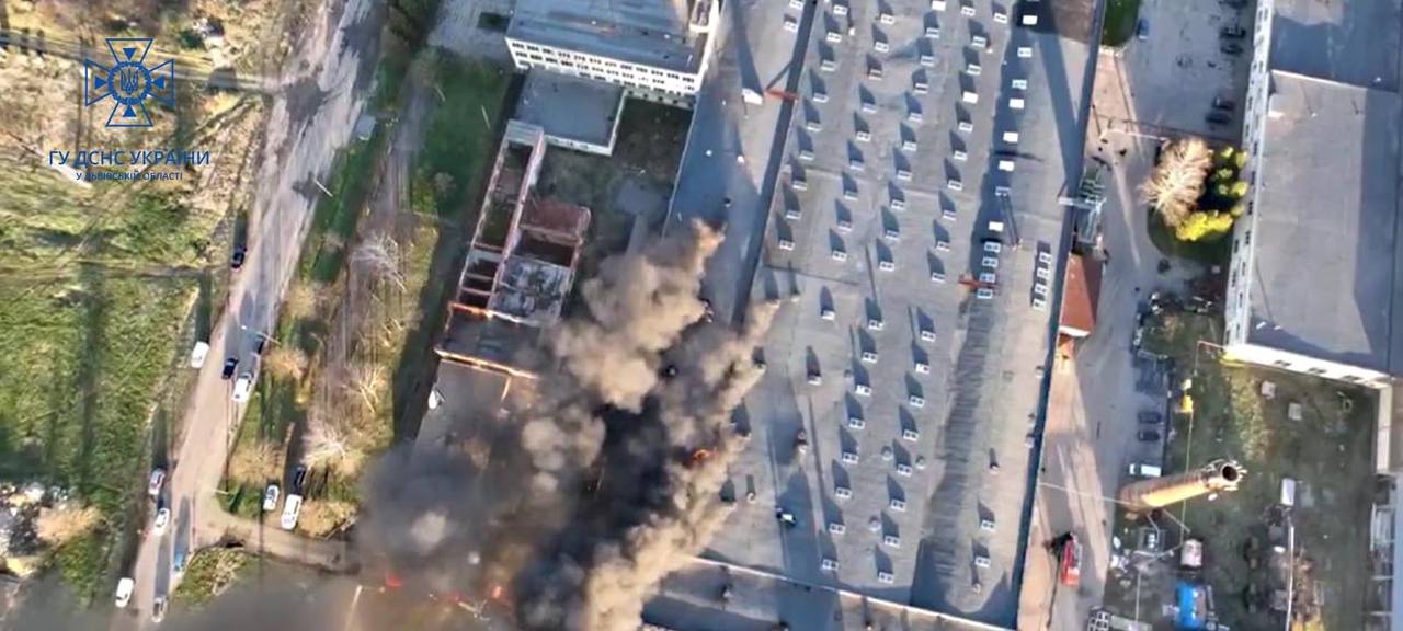 60 пожежників гасили займання: у Стрию сталася пожежа на виробництві - 2