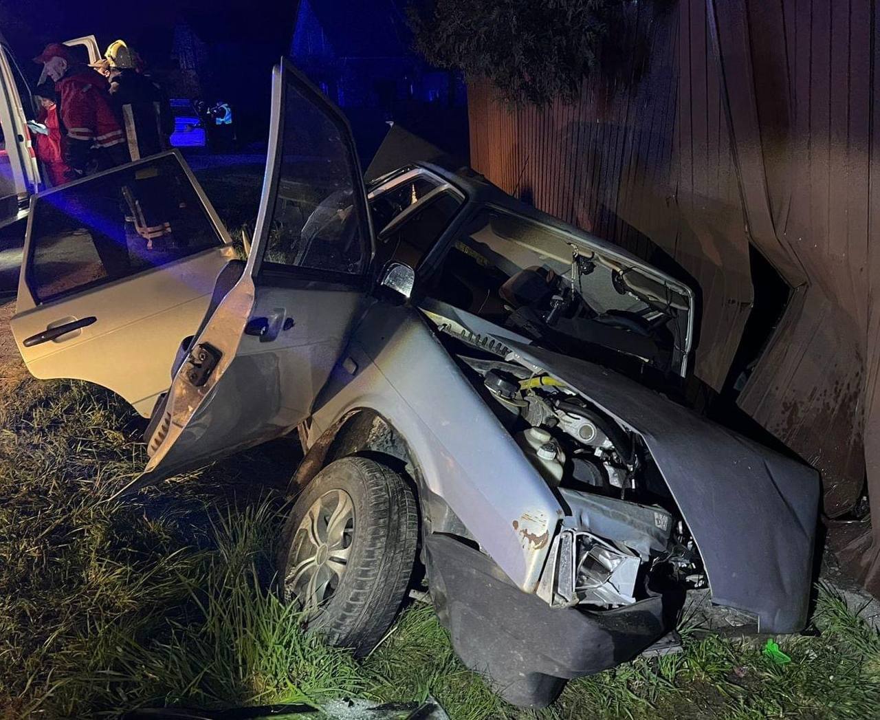 На Львівщині нетверезий водій врізався у паркан: двоє постраждалих - 3