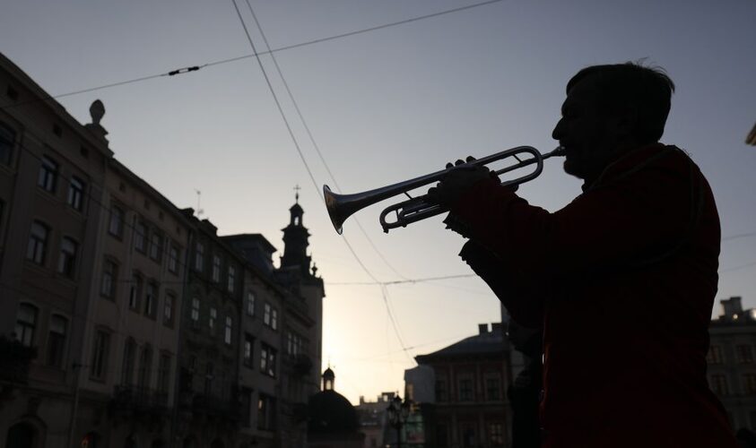 сурмач виконує журливу пісню під час прощання із полеглим воїном у Львові