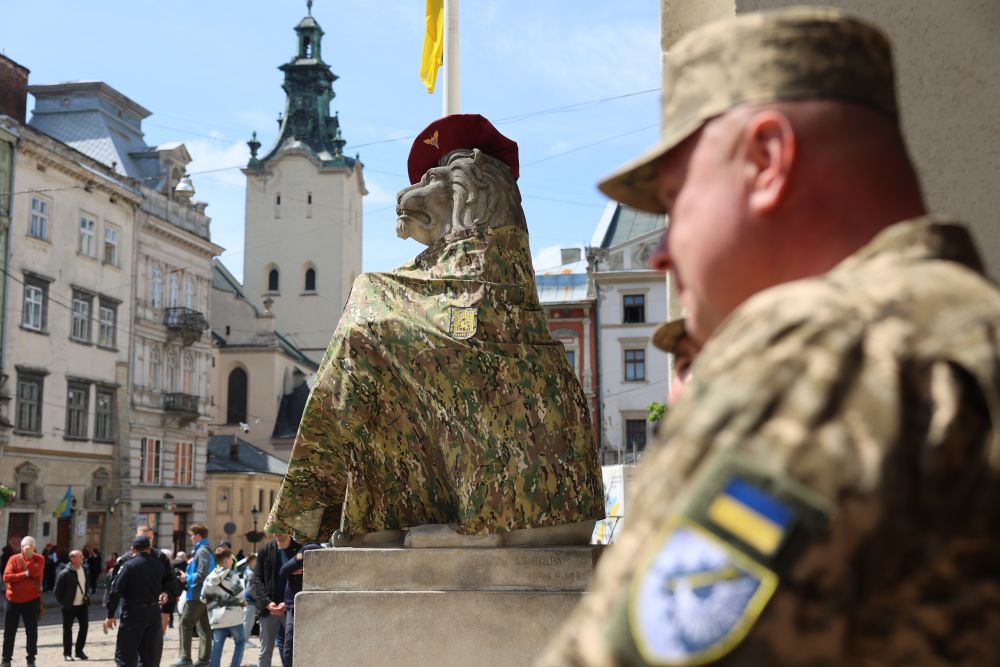 Львівських левів одягнули у військовий стрій - 3
