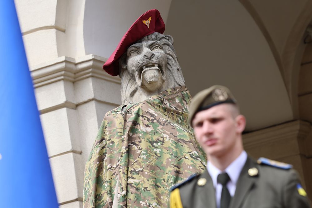 Львівських левів одягнули у військовий стрій - 2
