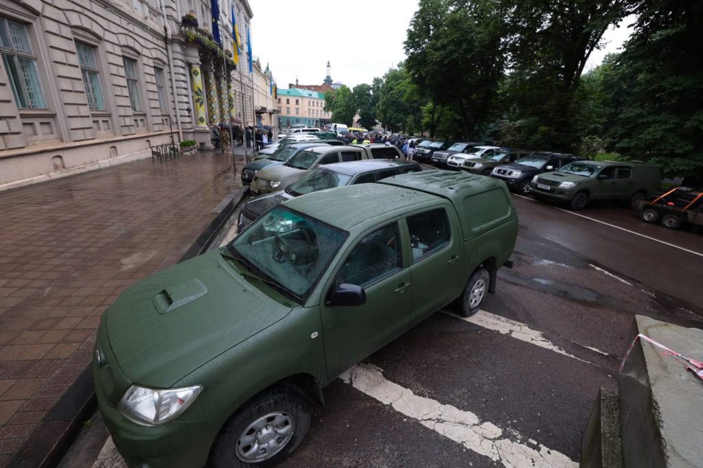 Волонтери з Великої Британії передали на фронт 23 позашляховики - 2
