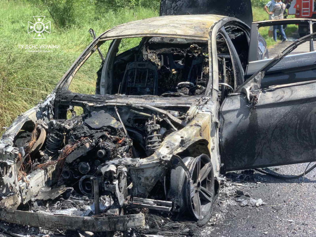 У Львівській області на дорозі палало авто - 2