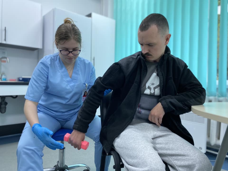 Уламок міни влучив в голову: львівські лікарі врятували воїна, якому паралізувало тіло - 2