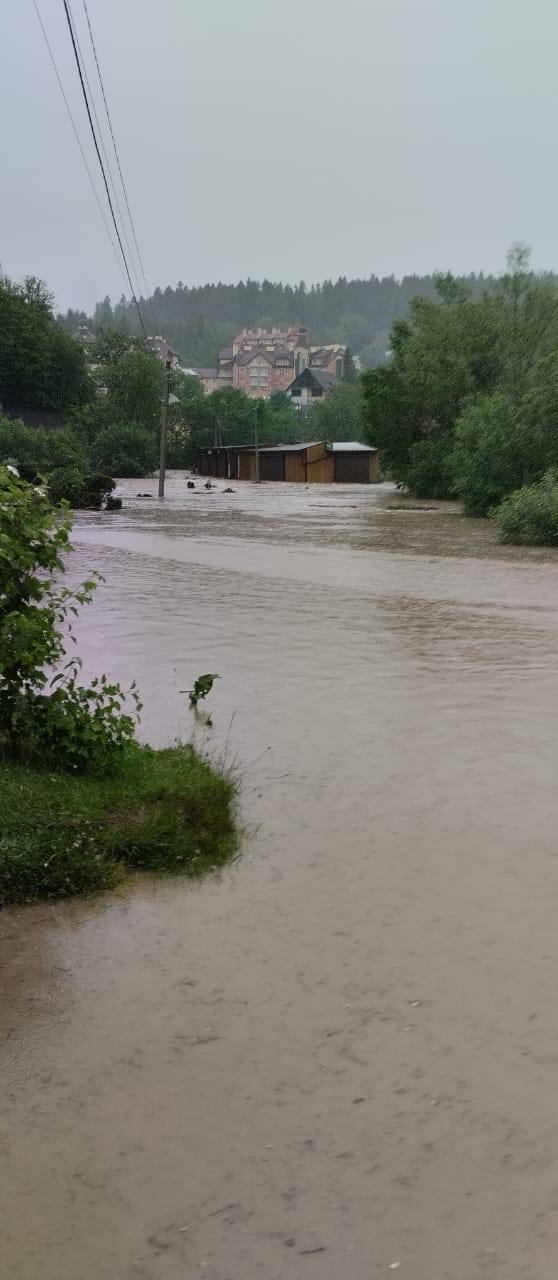 На Львівщині річка вийшла з берегів: вода зносить автомобілі - 4