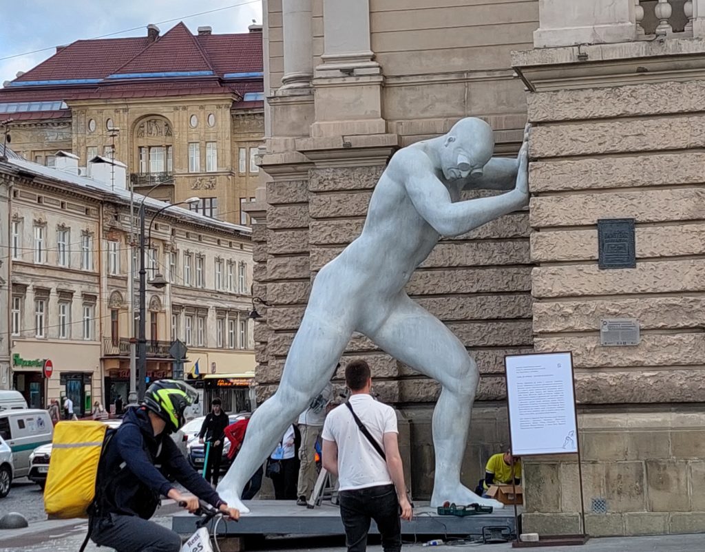 Львівський оперний театр все літо «штовхатиме і триматиме» гігантська скульптура (фото, відео) - 3