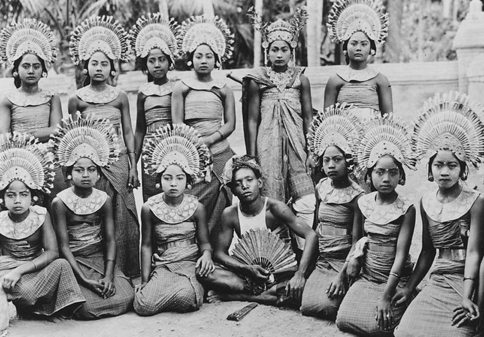 Танцівниці у традиційних костюмах на острові Балі. Фото 30-х років із Архіву Хултона