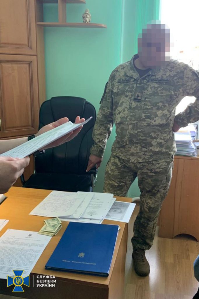 Обіцяв звільнити від служби: на Львівщині затримали на хабарі начальника відділу військового госпіталю - 2