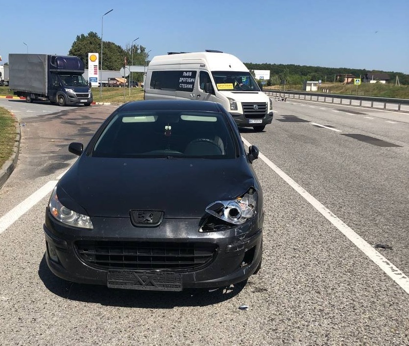 На Львівщині авто збило 2-річного хлопчика на смерть: його мама везла у візочку - 2