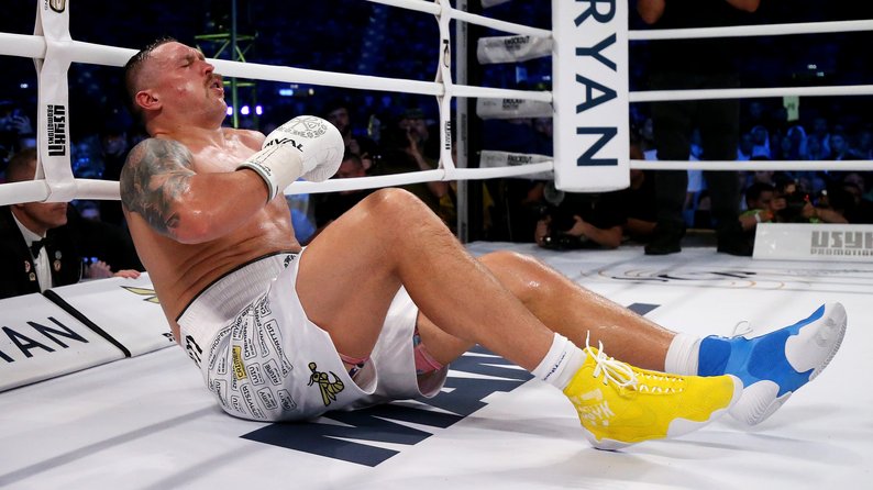 Усик відстояв чемпіонські титули, перемігши нокаутом Дюбуа - 2