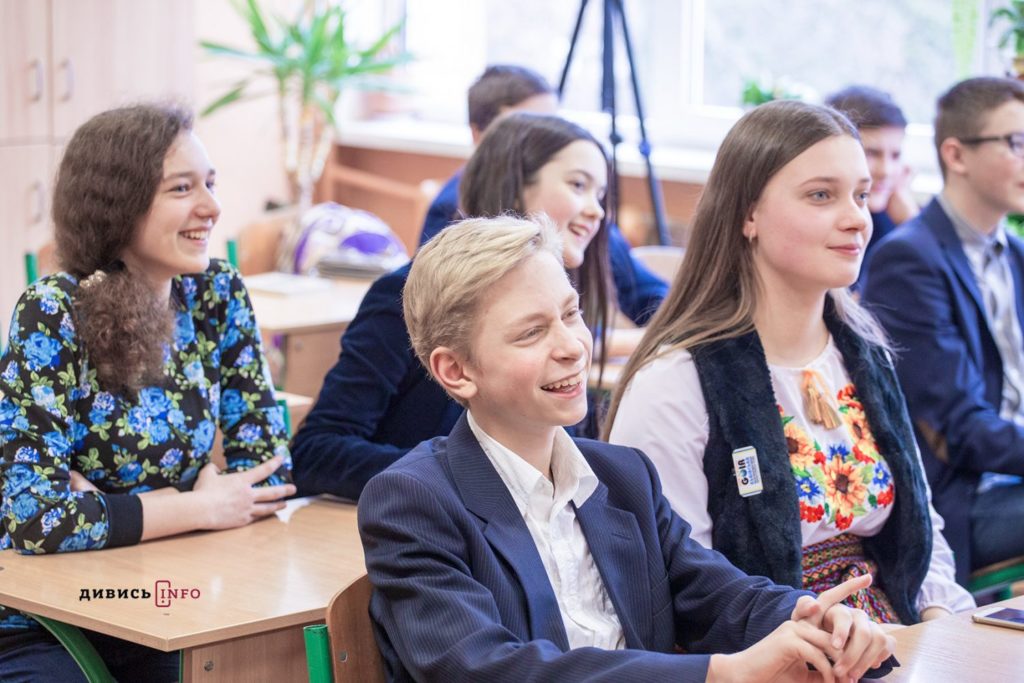 Без ґаджетів та стоячи — все, що потрібно знати про новий навчальний рік у Львові та області - 7