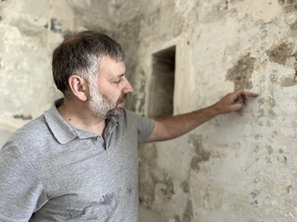 Під час ремонту у будівлі в Бібрці знайшли сецесійні розписи - 3