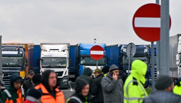 На заблокованих пунктах пропуску з Польщею - 1050 вантажівок: яка ситуація на кордоні - 2