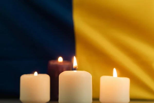 свічки і український прапор